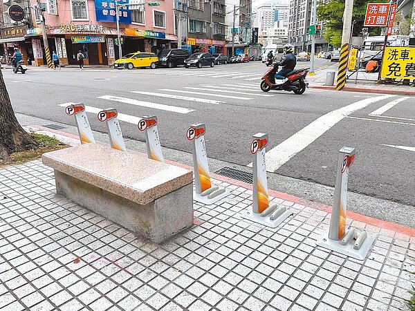 有民眾發現捷運石牌站的Youbike車柱竟被石椅擋住,無法置放單車,質疑市府驗收時未善盡監督責任。(市議員陳建銘提供/黃婉婷台北傳真)