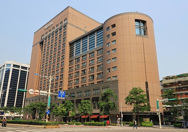 位於台北南京東路上的台北威斯汀六福皇宮。圖/取自台北威斯汀六福皇宮臉書