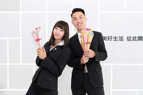 永慶房屋為慶祝即將到來的母親節,特別設計精美又實用的康乃「巾」。圖/永慶提供