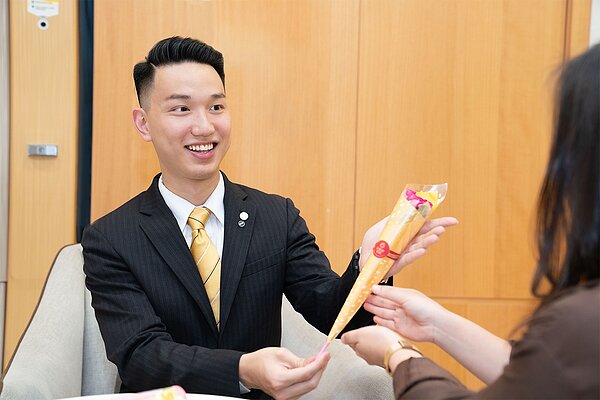 5月1日~5月9日到永慶直營門市預約賞屋,即可獲得限量的康乃「巾」。圖/永慶提供