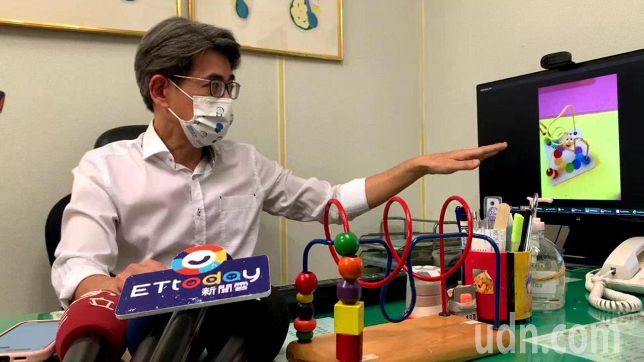 高雄長庚李信儀醫師提醒，家中務必選擇安全標章的玩具，也要把玩具收拾好，避免造成不必要的傷害。記者王昭月／攝影