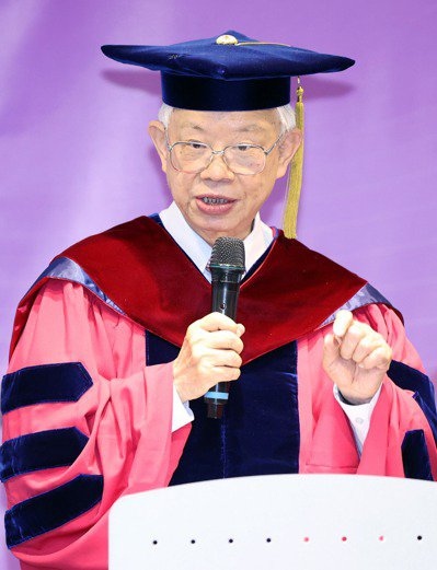 清華大學昨天頒授央行前總裁彭淮南名譽經濟學博士，表彰這位十四Ａ總裁對台灣經濟的卓越貢獻。記者杜建重／攝影