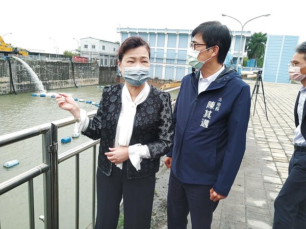 經濟部長王美花與高雄市長陳其邁29日一同視察高屏溪攔河堰。（林雅惠攝）