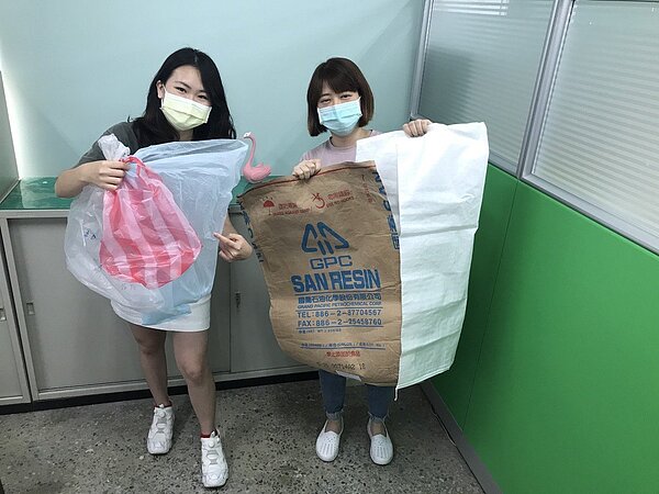 台南市環保局10月1日起禁用無法辨識內容物的塑膠袋,並展開宣導,圖左為可辨識,圖右為不可辨識。圖/台南市環保局提供