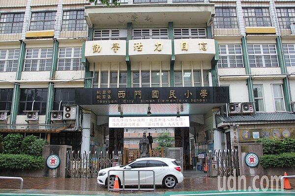 桃園市桃園區西門國小因為有學生是確診個案家屬,且確診個案平時又會到學校接送,該校4年級、6年級各有一班停課。記者陳俊智/攝影