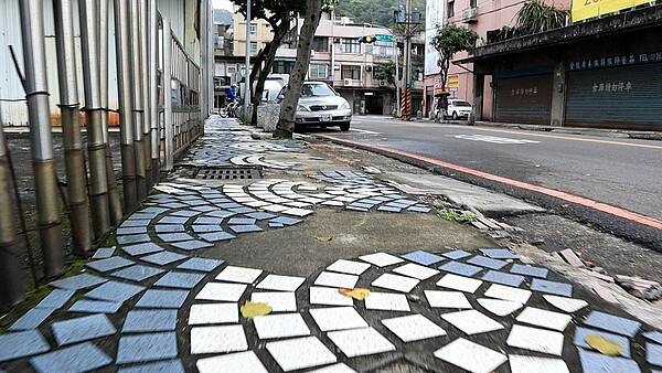 建國路屬鶯歌四藝徑中的「山」，人行道現況老舊且多有破損。圖／新北市工務局提供