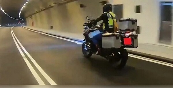 公路總局歷經10個月測評通過後,今天12點正式開放大型重型機車通行草埔森永隧道。圖/讀者提供