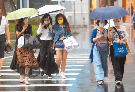 中央氣象局預報中心主任呂國臣說，目前預估出現大範圍持續性降雨的時間點可能落在5月下旬後，但梅雨季總雨量以偏少至正常機率較大。（鄭任南攝）