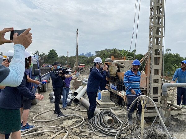 陳其邁30日主持抗旱會議,希在高屏堰多佈設一台抽水機,取供地面水備援。圖/高雄市水利局提供