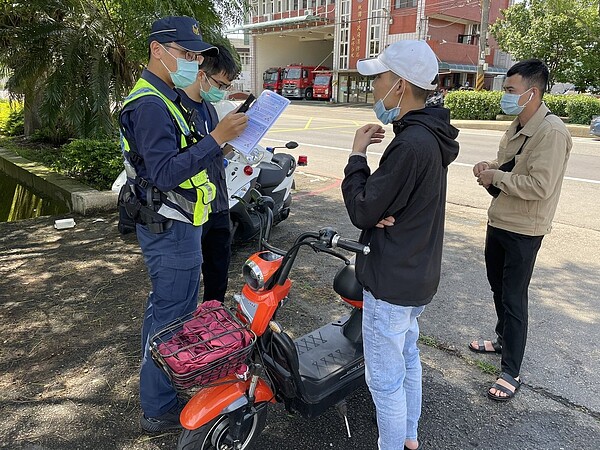 桃園平鎮警方30日起展開為期1個月的電動自行車執法專案勤務，針對超速、改裝等違規事項加強取締，並印製四國語言宣導單向移工加強宣導。圖／平鎮警方提供