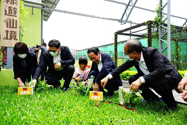 高雄中正國小屋頂花園啟用，取名綠遊仙境。記者王昭月／翻攝