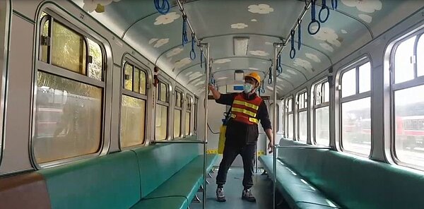 阿里山林業鐵路及文化資產管理處林鐵防疫升級，每天消毒3次，為旅客量測體溫用酒精，到目前員工都無異狀。圖／記者魯永明翻攝