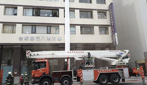 台北市松山區台新銀行八德大樓下午火警,消防員共救出33人,有4人受傷。記者蔡翼謙/翻攝