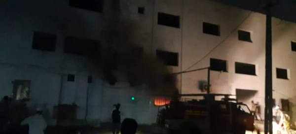 印度古吉拉特邦一間醫院周六凌晨1時傳出火警。圖／截自推特