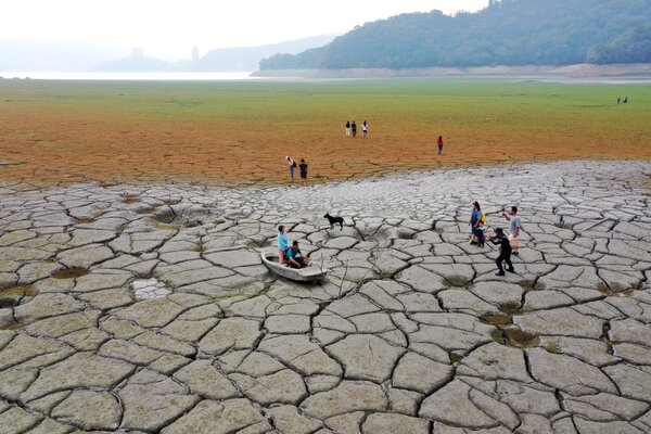 圖為台灣水庫面臨缺水危機，日月潭露出潭底示意圖。記者許正宏攝影／報系資料照