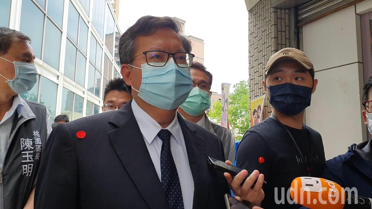 華航機師疫情延燒，今傳出一名負責載送諾富特飯店員工及機組員到檢疫所的司機發燒，市長鄭文燦回應，疫情資訊要由中央統一說明。而談及國籍、外籍機師混住，鄭更直呼，「之前的錯誤不應該發生！」。記者陳夢茹／攝影