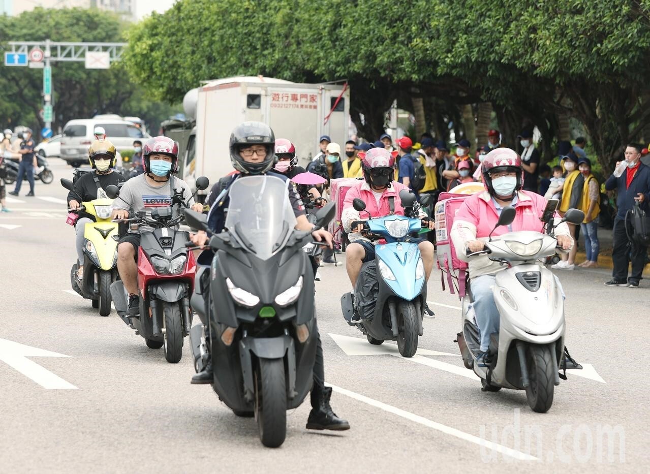 全國勞工團體於今日五一勞動節上街遊行，外送員也上街爭權益。圖／聯合資料照