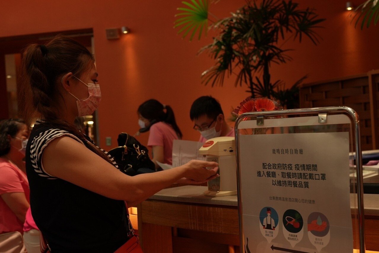 防疫期間，台東縣內所有非防疫旅館將請客人填健康聲明書，若發現有居家隔離及自主健康管理的客人，或入住登記時發燒逾37.5度，一律婉拒入住，房客可選擇延期入住或退還訂金。記者尤聰光／攝影