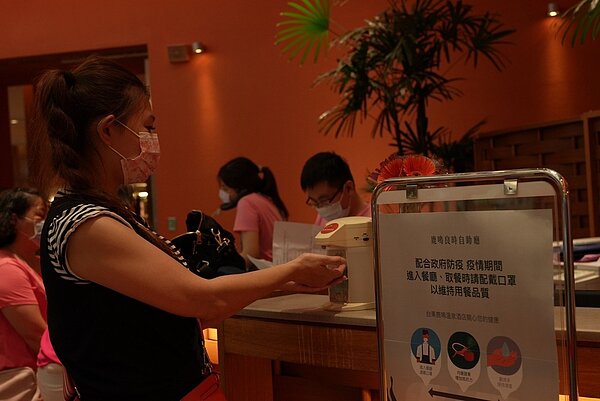 防疫期間,台東縣內所有非防疫旅館將請客人填健康聲明書,若發現有居家隔離及自主健康管理的客人,或入住登記時發燒逾37.5度,一律婉拒入住,房客可選擇延期入住或退還訂金。記者尤聰光/攝影