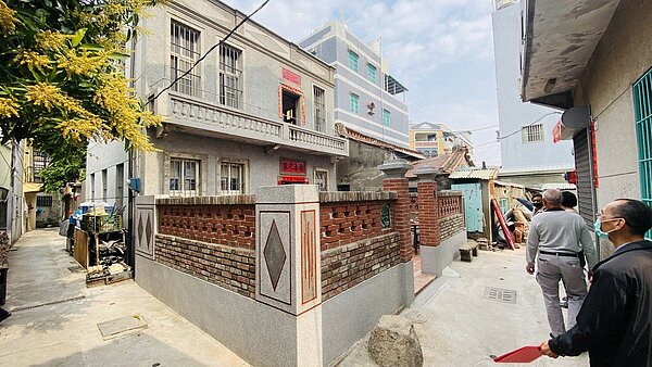 高雄市錦繡街旗津的「錦繡老屋」是目前旗后舊聚落少見的戰後初期洋樓建築,圖為修復後樣貌。圖/高雄市都發局提供