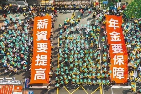 昨天是五一勞動節，包括全教總等多個工會及團體號召逾3000名勞工上街頭，齊喊「薪資要提高」、「年金要保障」。圖／中時資料照