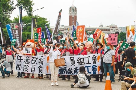 昨天是五一勞動節，民眾黨、時代力量呼籲蔡政府速訂《最低工資法》。圖／中時資料照