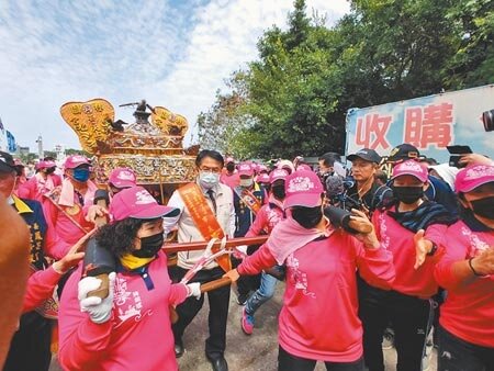高雄林園鳳芸宮及靈帝殿28艘大型漁船及客輪搭載37頂神轎,1日上午抵達安平漁港碼頭。圖/中時資料照