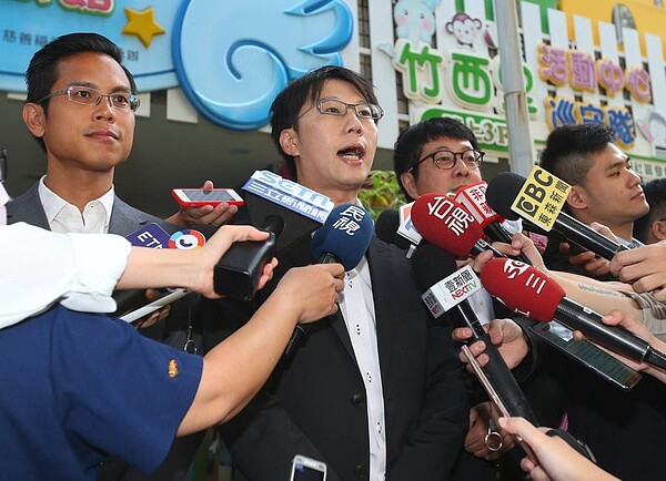 高雄氣爆自救會長陳冠榮(左二)強調,氣爆善款的使用一切可受公評。聯合報資料照片