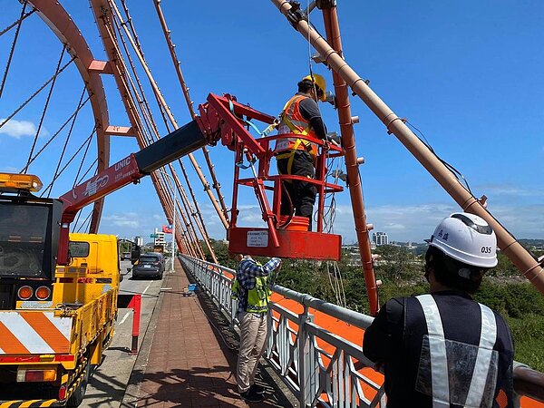 頭份大橋經縣府工務處檢測發現部分焊道、錨頭及鋼索鏽蝕，將進行改善工程，5月1日起先禁行21噸以上重車。圖／苗栗縣政府提供