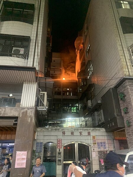 高雄三民區延吉街一棟5層樓民宅，1日晚上10點18分左右傳出火警。記者邱奕能／翻攝