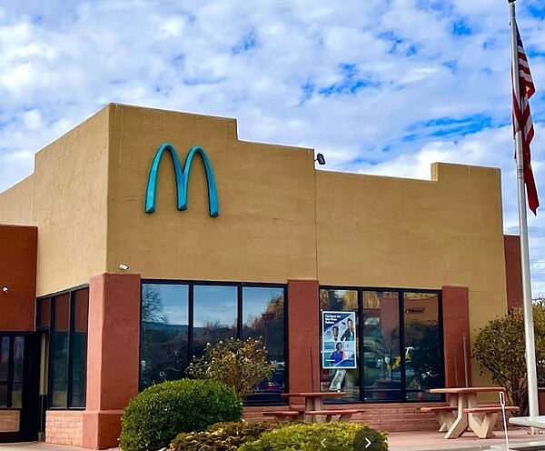 位於美國亞利桑那州塞多納的麥當勞，是世界上唯一沒有金色M型拱門的麥當勞，而是獨特的「淡藍色」。圖／Google Map
