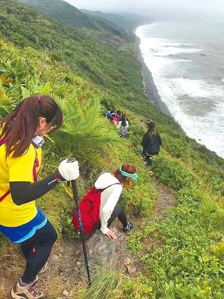 人稱一生必遊一次的阿朗壹古道，已由屏縣府正名為「卑南琅嶠古道」，從2012年管控遊客數至今，吸引逾百萬人次朝聖。（謝佳潾攝）