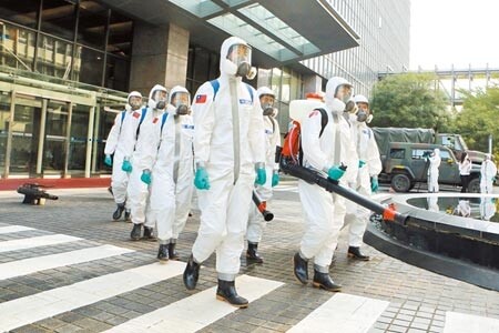 華航機師與諾富特飯店員工染疫風暴未歇，2日派出陸軍三三化學兵群到華航園區全面消毒。（陳麒全攝）