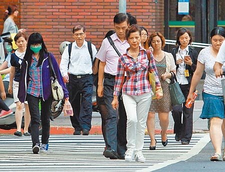 勞退新制施行後,若勞工選擇在同一單位任職,符合勞基法退休要件,仍可請領勞退舊制退休金,但請求權時效僅5年。(本報資料照片)