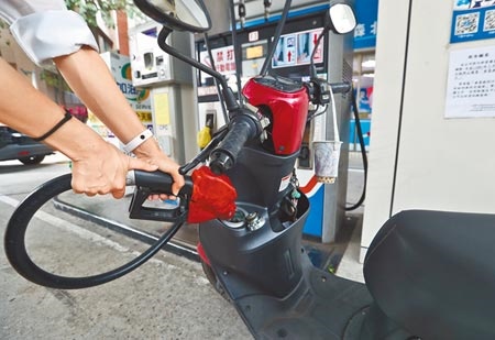 依據浮動油價機制，中油下周一會調漲加油站汽油價每公升0.3元、柴油0.1元。（本報資料照片）