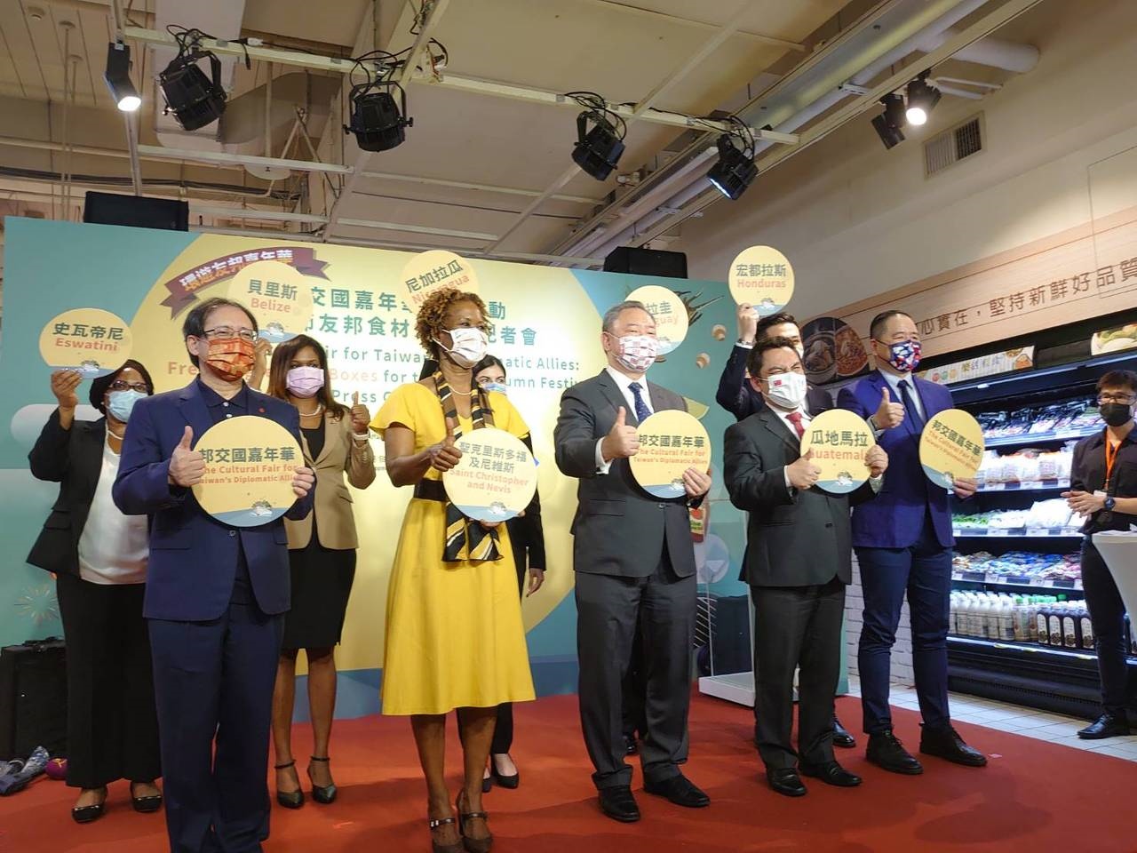 台灣家樂福總經理（前排右一）今（3）日出席「邦交國嘉年華美食市集」記者會，談到家樂福展望。記者何秀玲／攝影