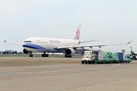 華航3日發出最新漲價通知,10日起飛往美國、加拿大線依現行運價調漲25~35%,往大陸各點依現行運價調漲30~40%。圖∕本報資料照片