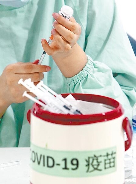 國內第七輪AZ疫苗3日開打,施打對象為已預約接種的29歲以上民眾及第九類族群,共約80.5萬人,占預約率八成。(趙雙傑攝)