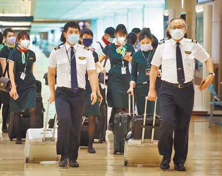 疫情指揮中心昨日公布,2名完整接種2劑AZ疫苗的國籍航空機師確診新冠肺炎、皆為突破性感染。圖為桃園機場入境管制區內,準備通關入境的機組員,並非新聞當事人。(范揚光攝)