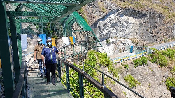 花蓮豐濱鄉親不知子古道,因上月火燒山,連日來仍有落石,公所秘書鄭立渝(右)等人冒險勘災。圖/記者王燕華翻攝