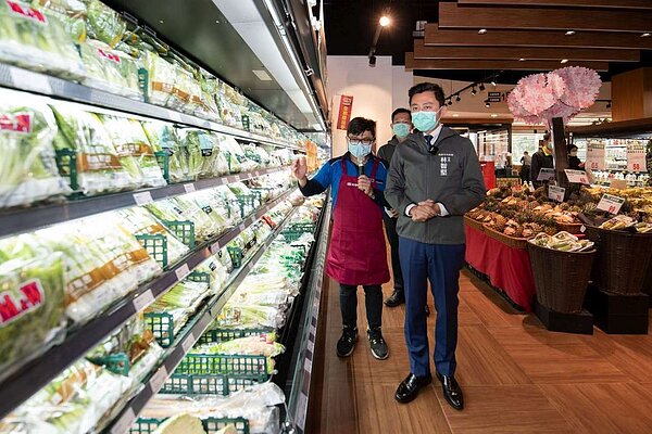 全聯福利中心進駐新竹市中正市場後,確定也將進駐龍山綜合大樓,圖為市長林智堅造訪中正市場全聯的畫面。圖/新竹市政府提供