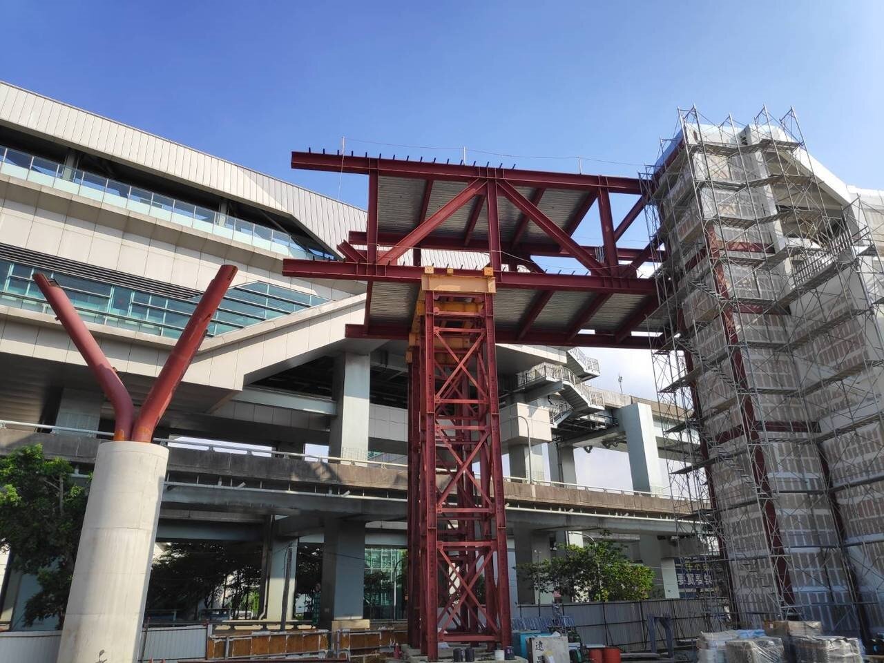 桃園機場捷運線A5泰山站新增的北側出入口正施工中，近期台1線高架夜間將封閉施工，預計年底完工。圖／新北捷運局提供