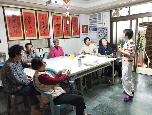 英語會話課程。照片/由范燕淇里長提供