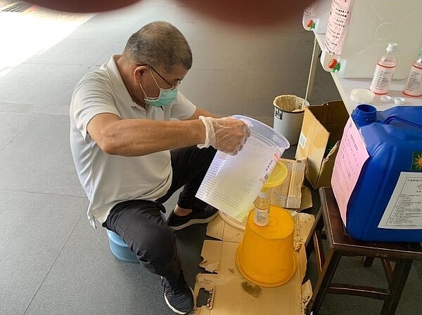 陳鴻祥里長親自分裝消毒水,供里民方便取用。圖/取自陳鴻祥臉書