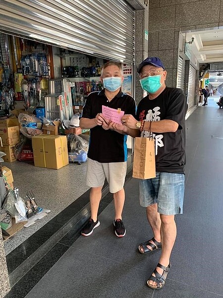 陳鴻祥里長親自發放一苗施打通知書,並提醒里民施打疫苗注意事項。圖/取自陳鴻祥臉書