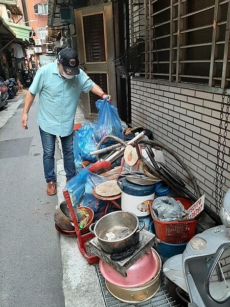 陳鴻祥里長和里內志工們一起幫助低收長者整理家中環境。圖/取自陳鴻祥臉書