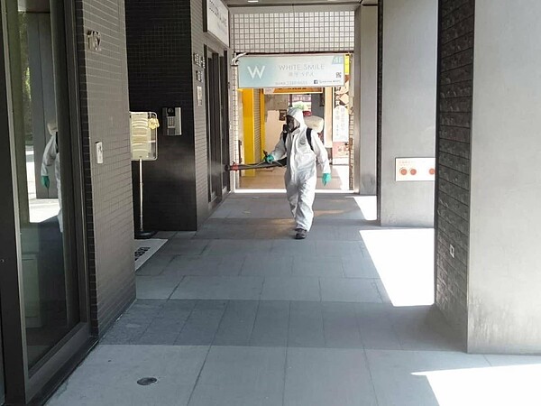 陳鴻祥里長非常感謝消毒般的弟兄們幫忙里內環境消毒。圖/取自陳鴻祥臉書