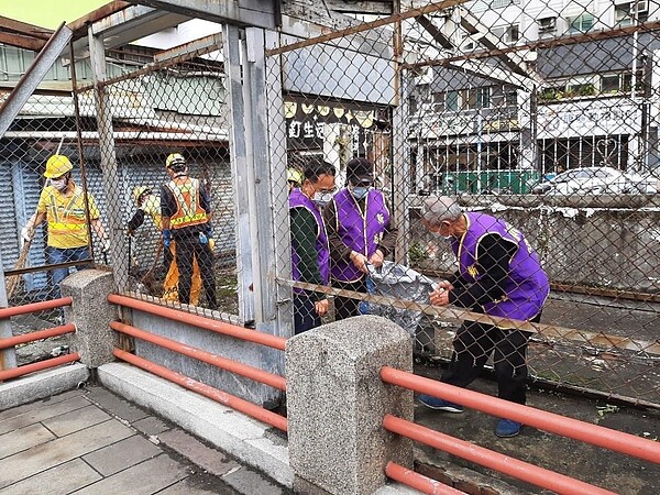 新起里的環保志工們在清潔日幫忙打掃里內環境。圖/取自陳鴻祥臉書