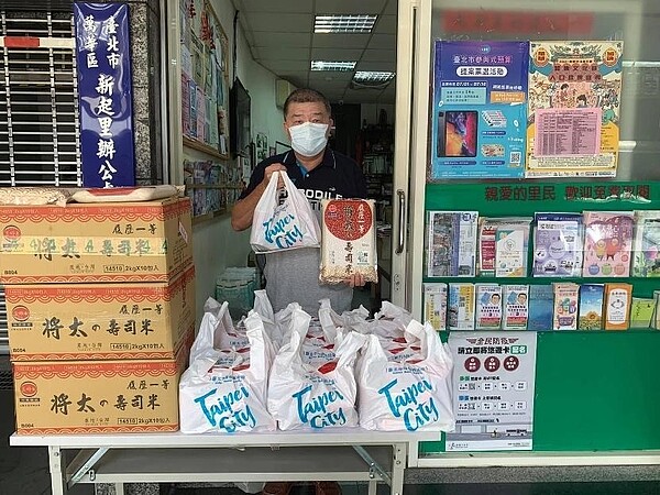 陳鴻祥里長會定期關懷里內弱勢家庭,並發放民生物資供其使用。圖/取自陳鴻祥臉書