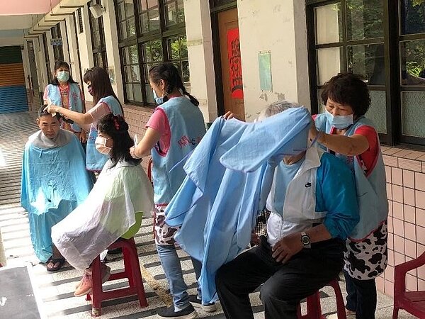 母親節義剪活動。圖／擷取自林文龍里長臉書
